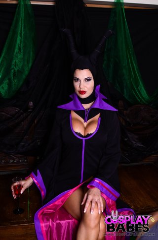 maleficent fills cunt vibrator
