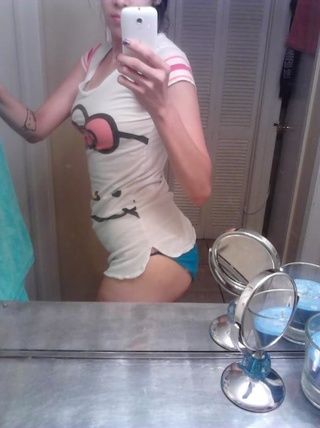 emo chica desnudo enseña