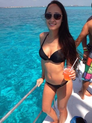 black-haired chica posar bikini