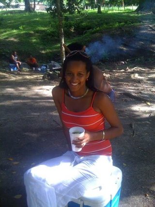 bonita latina chavala poses