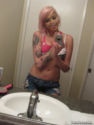 tatuado emo nena se desnuda