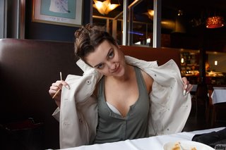 morena chica solitario