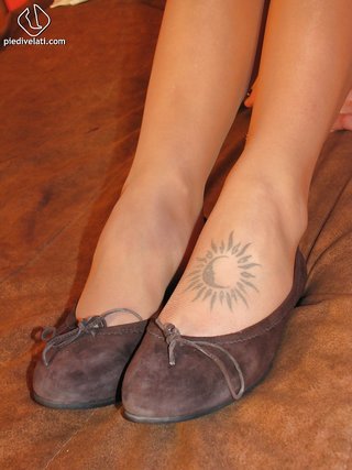 chica mona, pie, tatuaje, vestidas