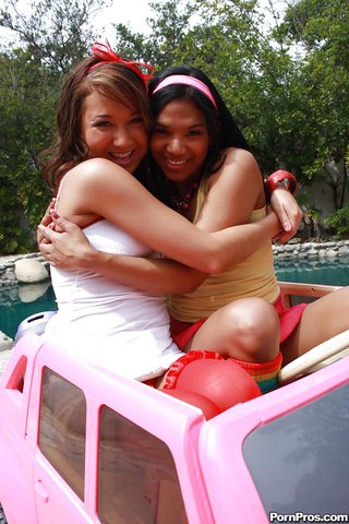 grandes tetas lesbianas piscina